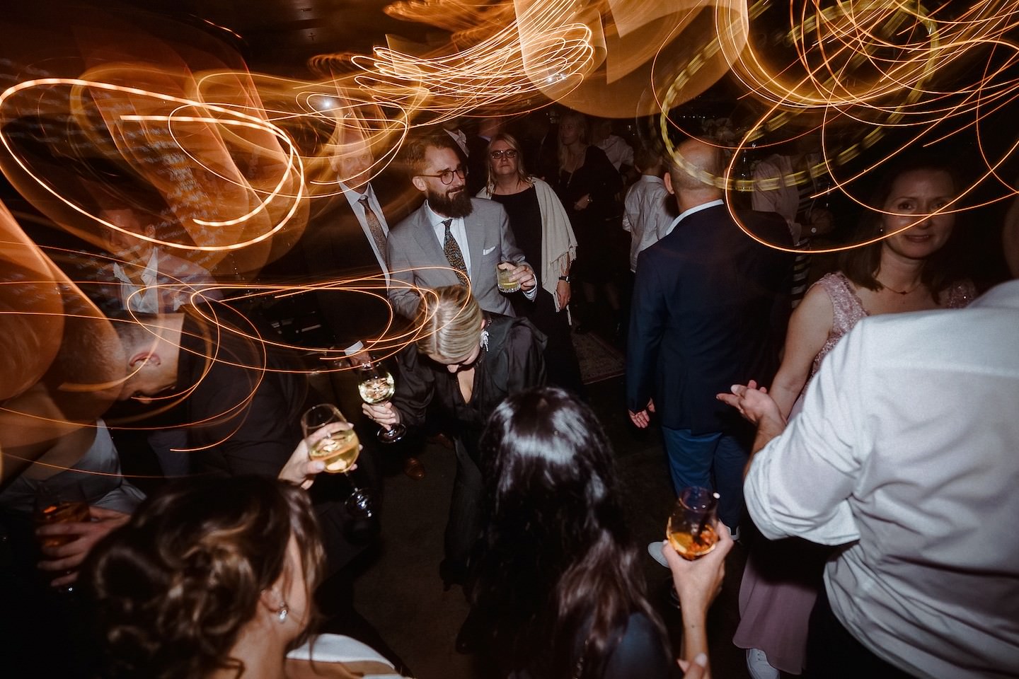 Gäste feiern am Abend bei der Hochzeitsparty im Speicher 7 Mannheim