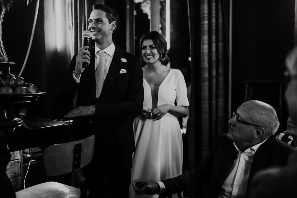 Das Brautpaar hält seine Rede bei der Hochzeit im Speicher 7