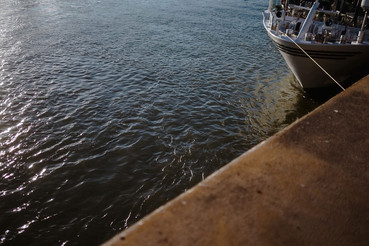 Rhein und ein Boot am Ufer beim Speicher 7