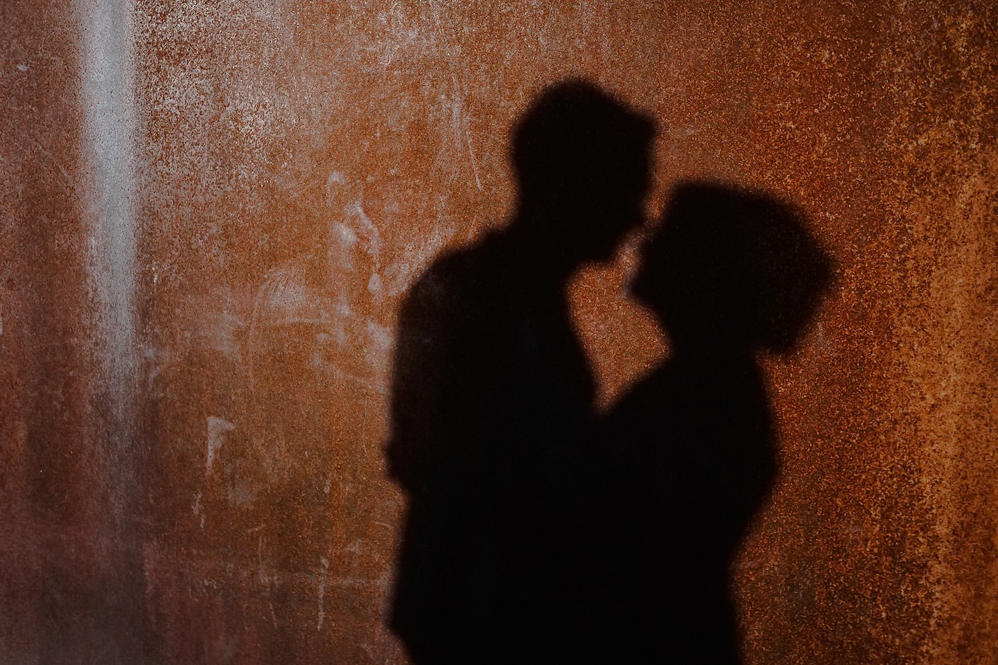 Silhouette des Brautpaares vor der Hafenlocation Speicher 7