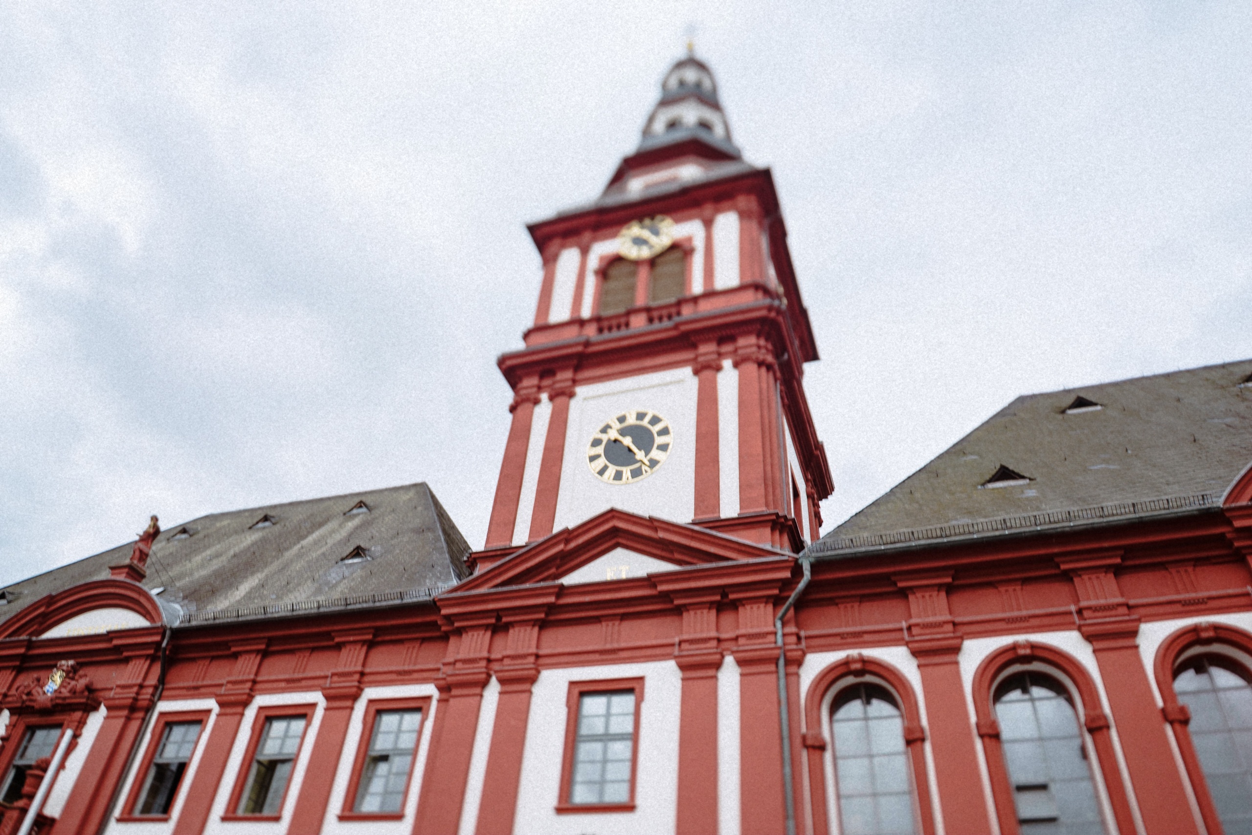 Fassade des Alten Rathauses am Marktplatz Mannheim mit rotem Uhrturm aus der Froschperspektive.