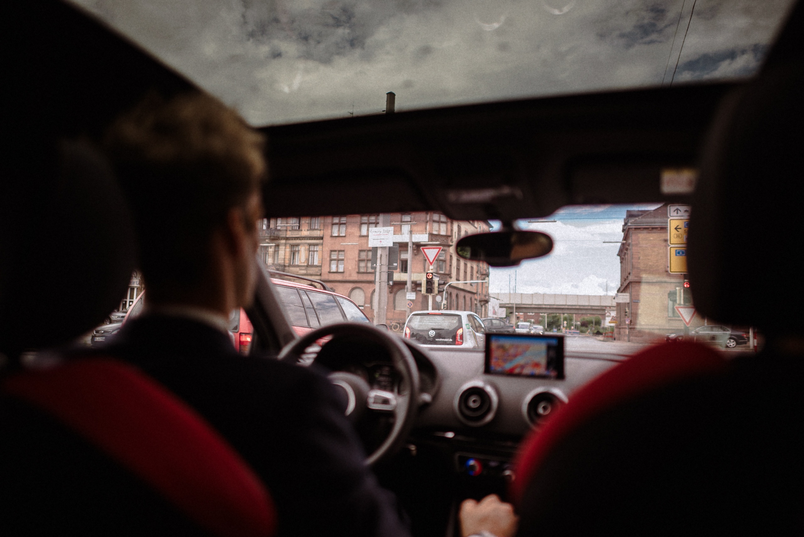 Blick von der Rückbank durch die Windschutzscheibe auf die Fahrt durch Mannheim.
