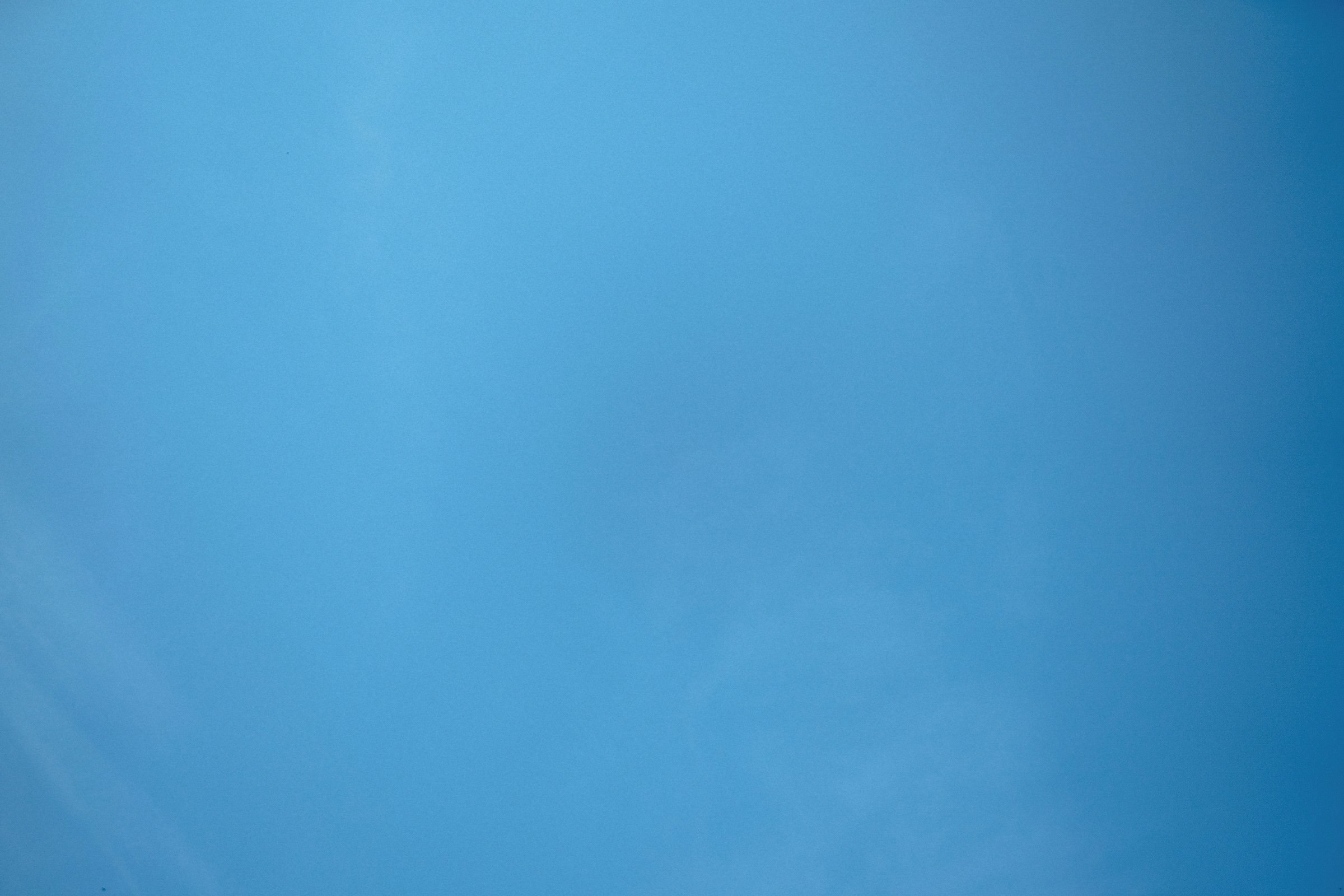 Weiter, wolkenloser blauer Himmel als ruhiges Stimmungsbild.