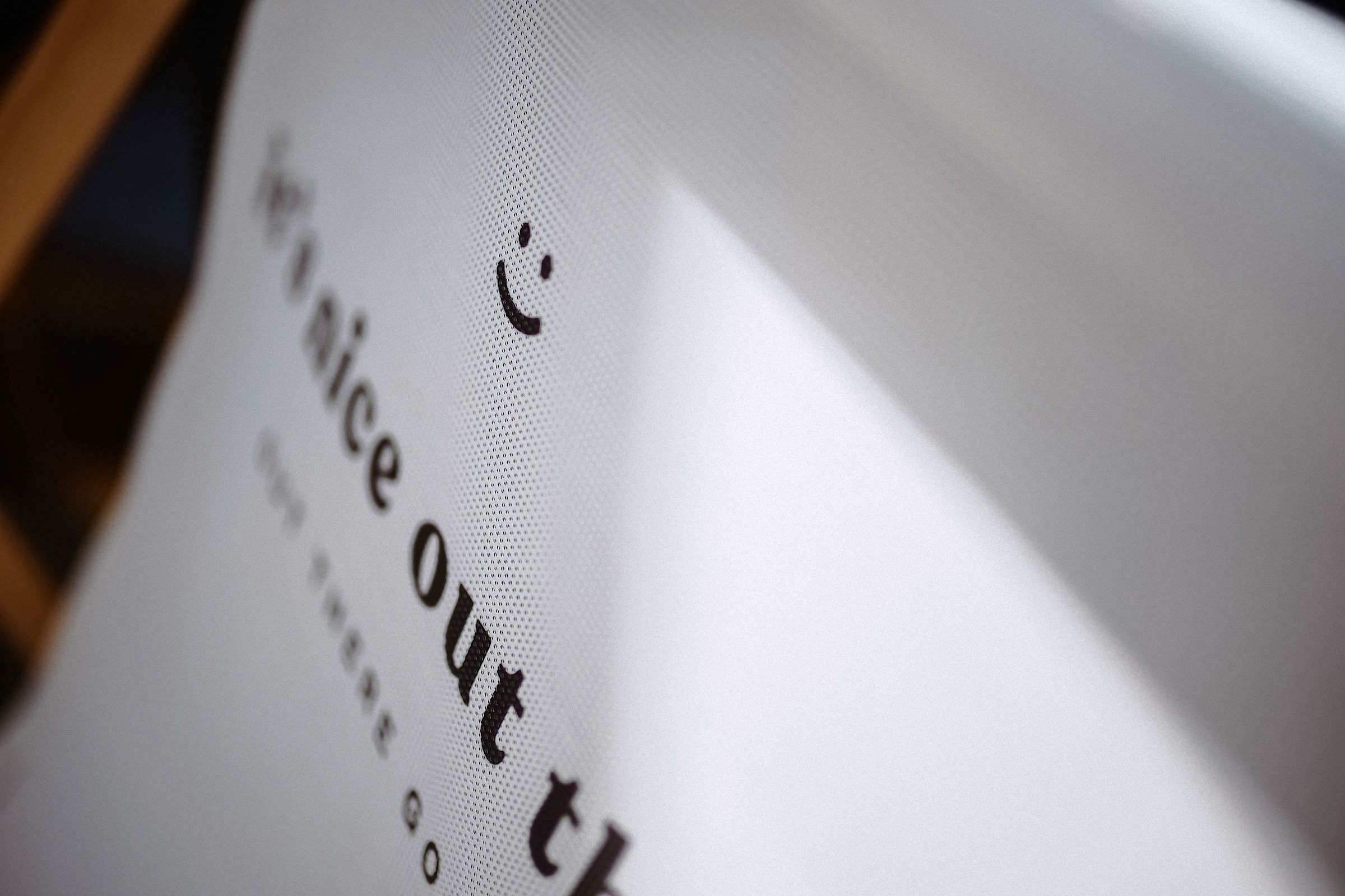 Detailaufnahme eines Schriftzugs auf einer Menükarte, angeschnitten und leicht schräg fotografiert.