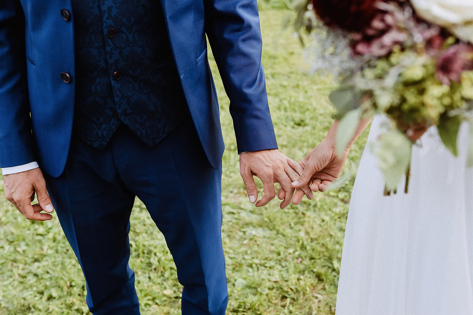 hochzeitsfotograf lauterbrunnen schweiz handchen halten