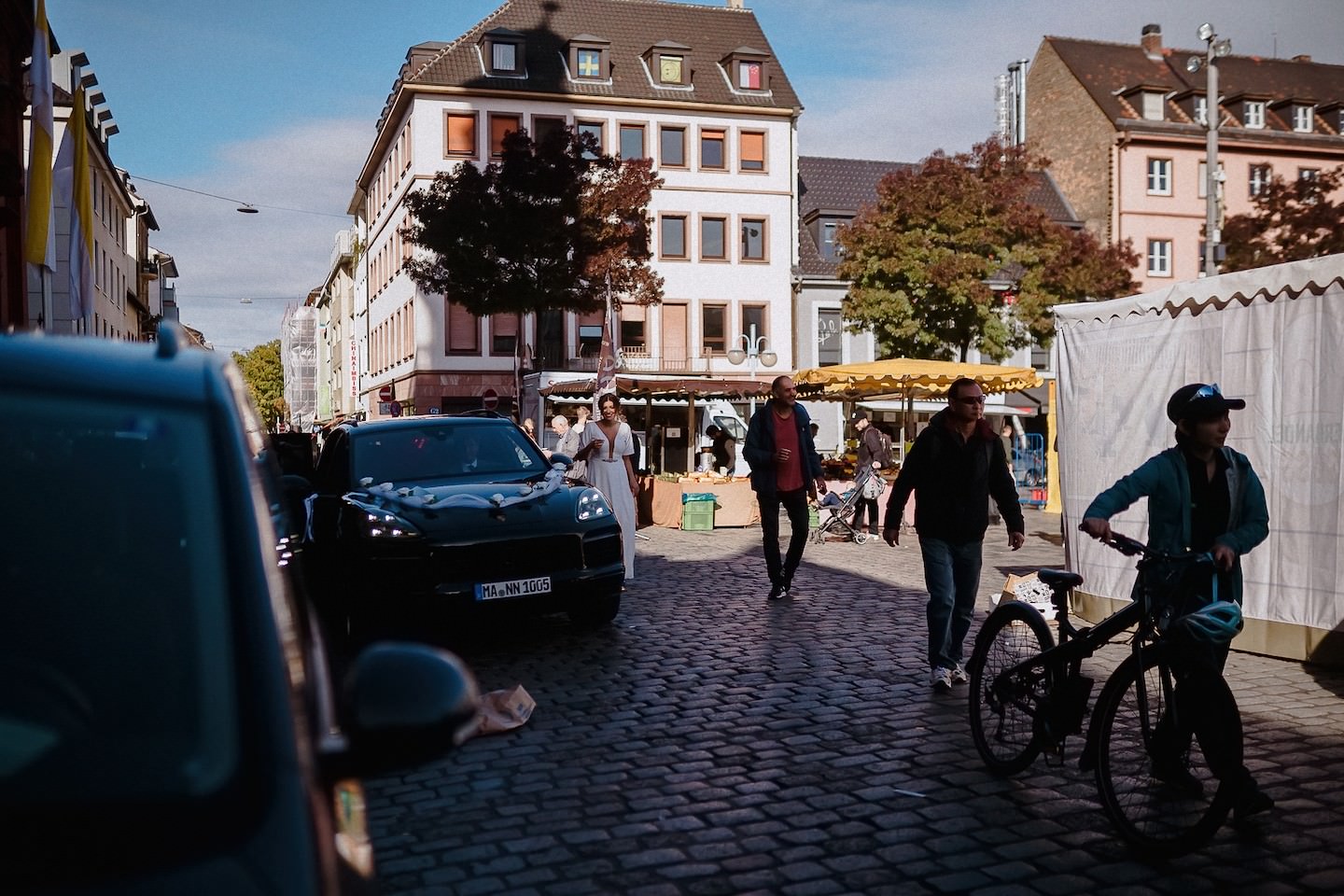 Die Braut kommt lächelnd am Marktplatz in Mannheim an