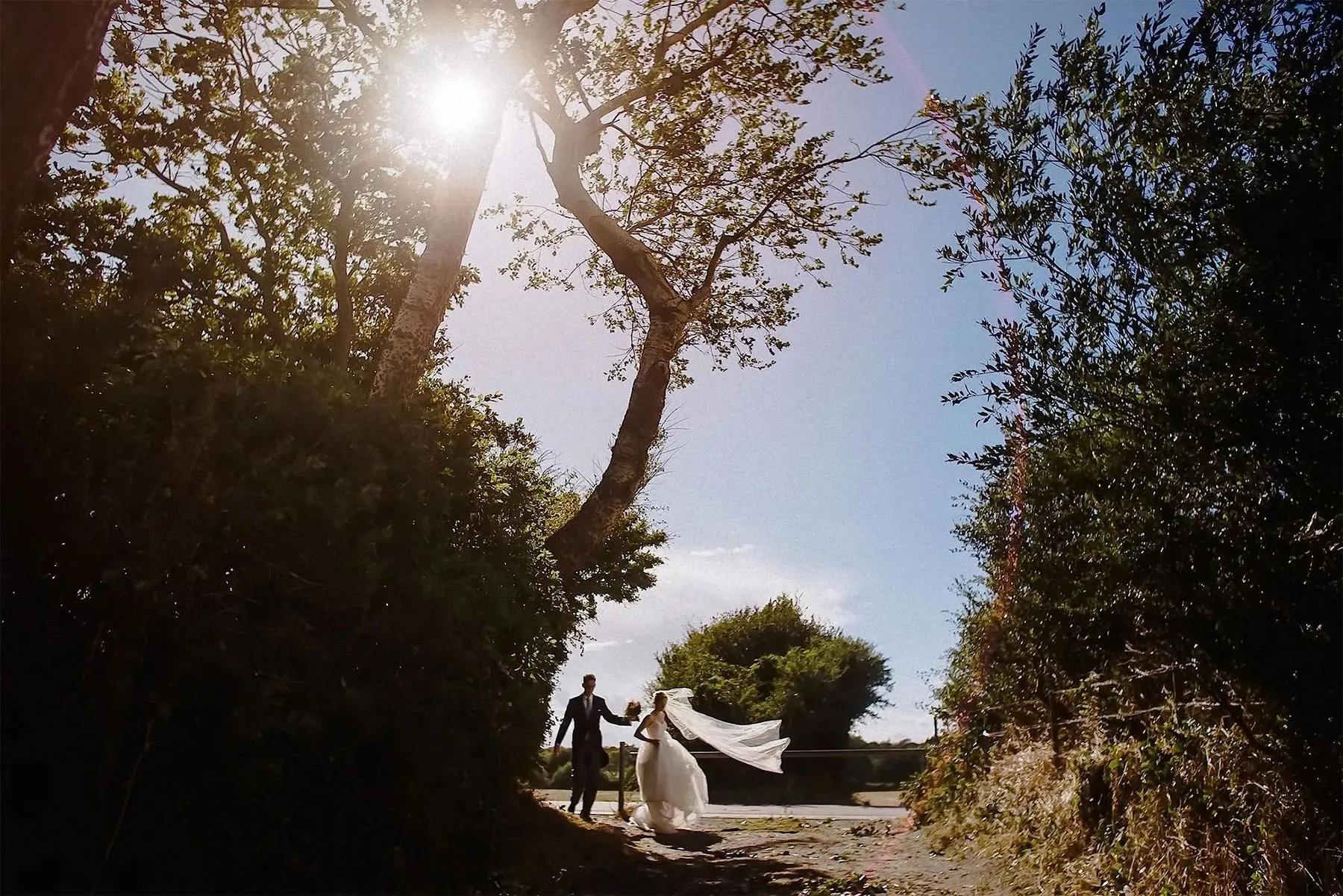 Hochzeitsfotograf Mannheim | Authentische Hochzeitsreportage | Hochzeitspaar läuft durch eine Düne ans Meer