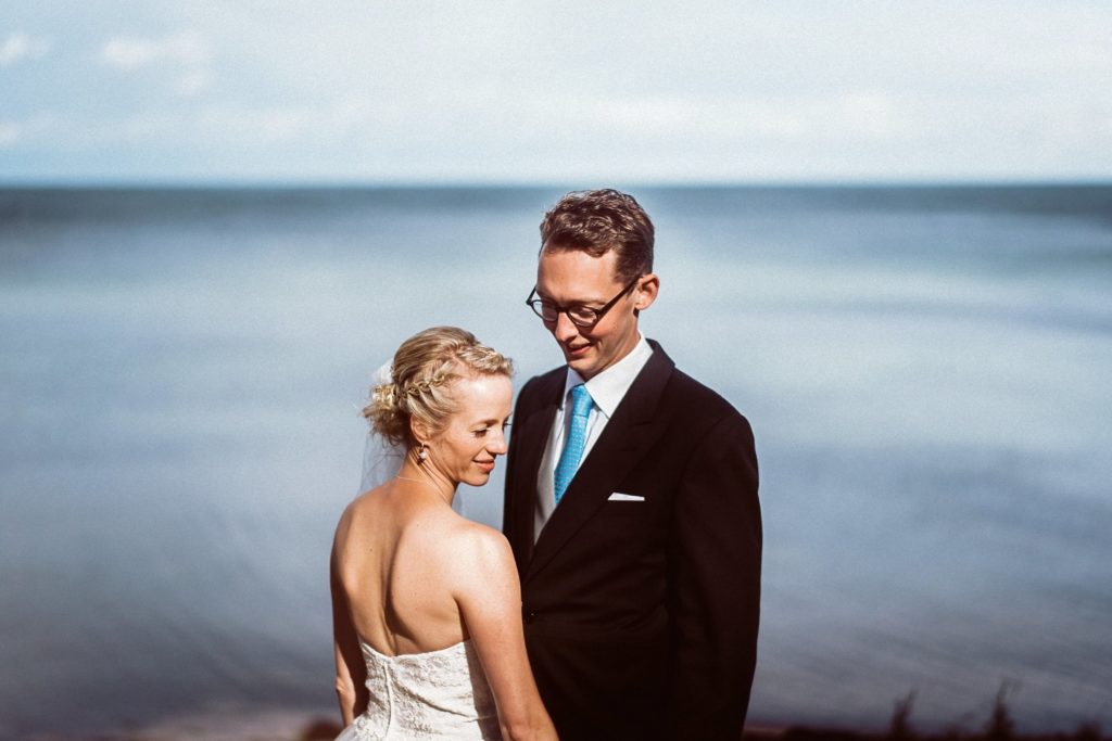 Brautpaar in zärtlichem Portrait an der Ostsee mit lächelnder, ruhiger Stimmung.