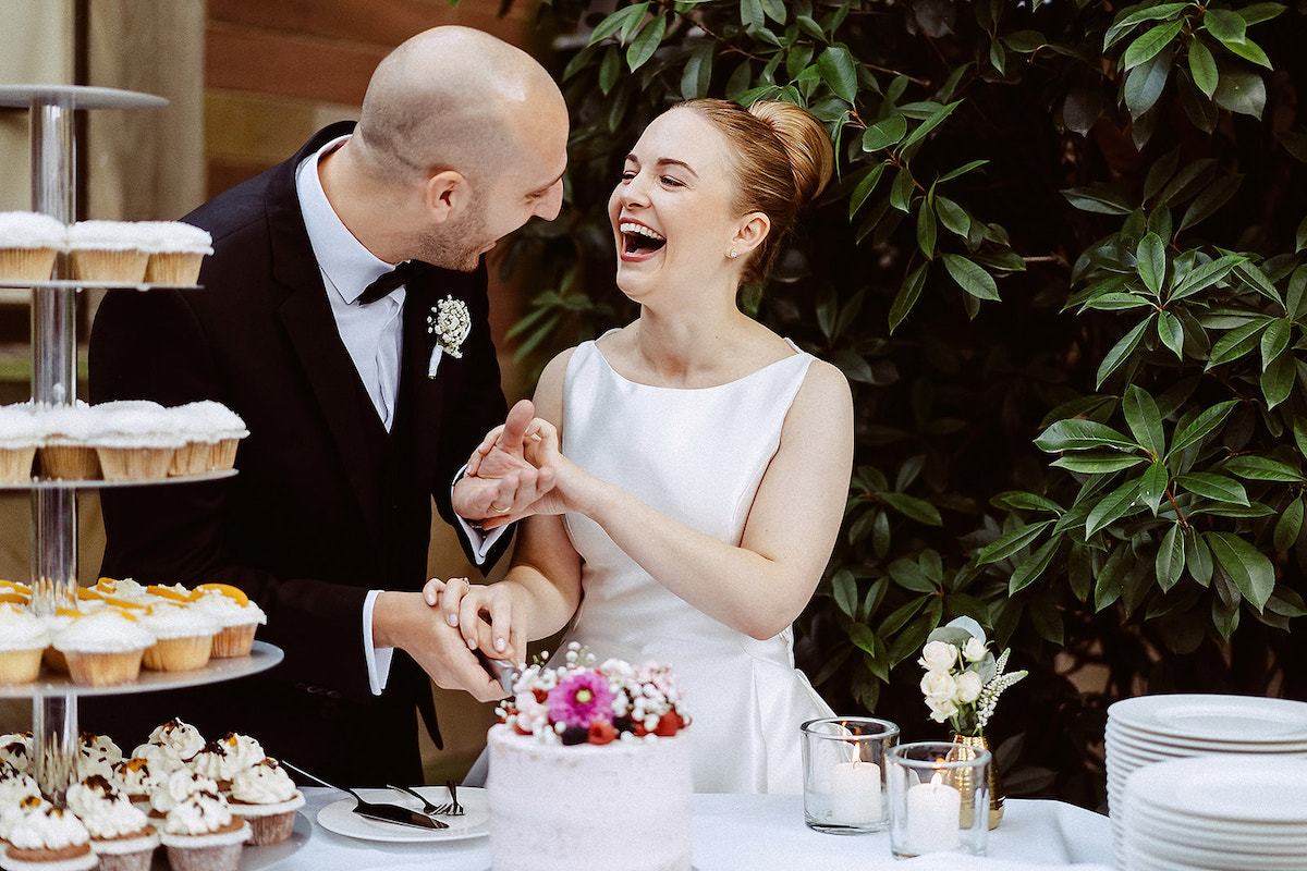 Hochzeitspaar schneidet die Torte an bei ihrer Hochzeit im Weingut von Winning