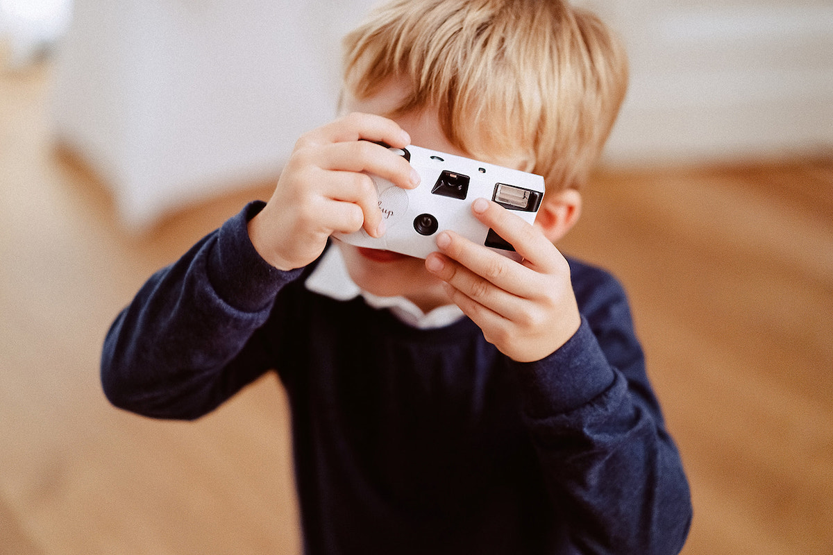 kleiner Hochzeitsgast fotografiert mit einer Einwegkamera