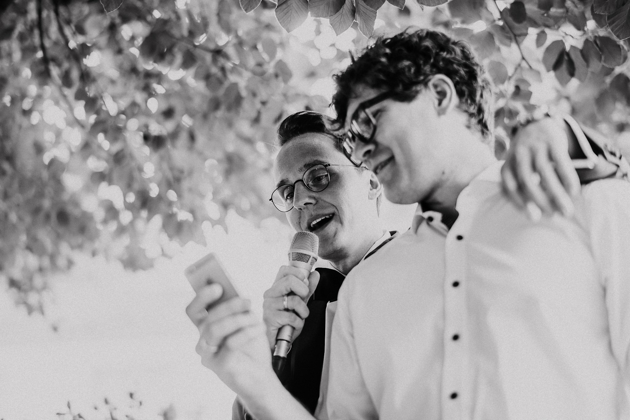 Der Bräutigam singt ein Liebeslied mit dem Mikrofon bei der Hochzeit.