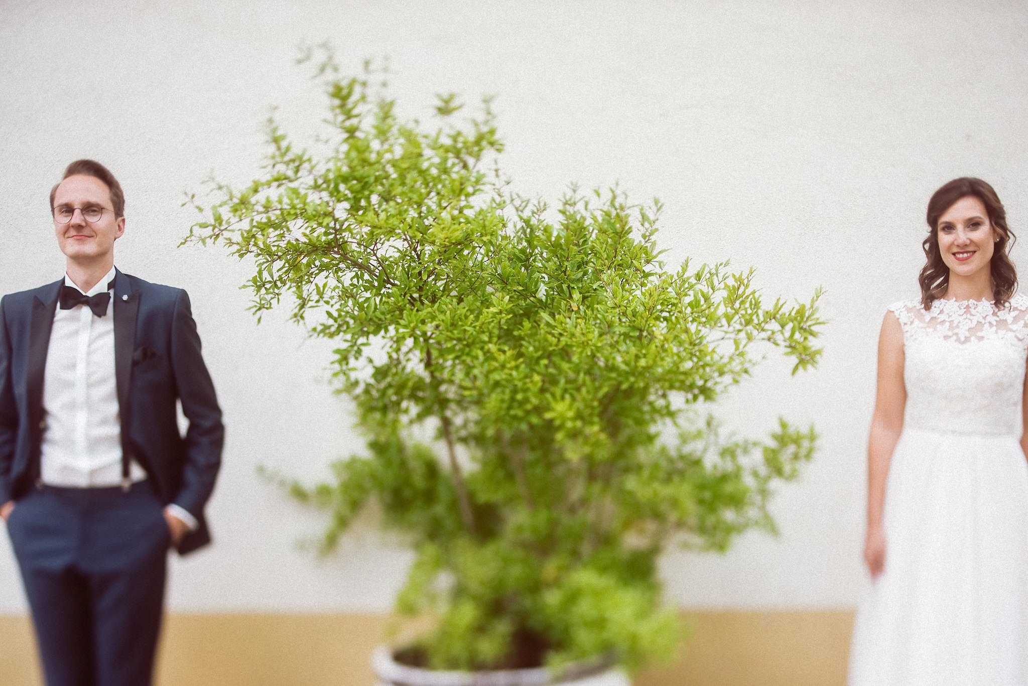 Ein Hochzeitsportrait des Brautpaares zeigt einen Tilt-Shift-Effekt.