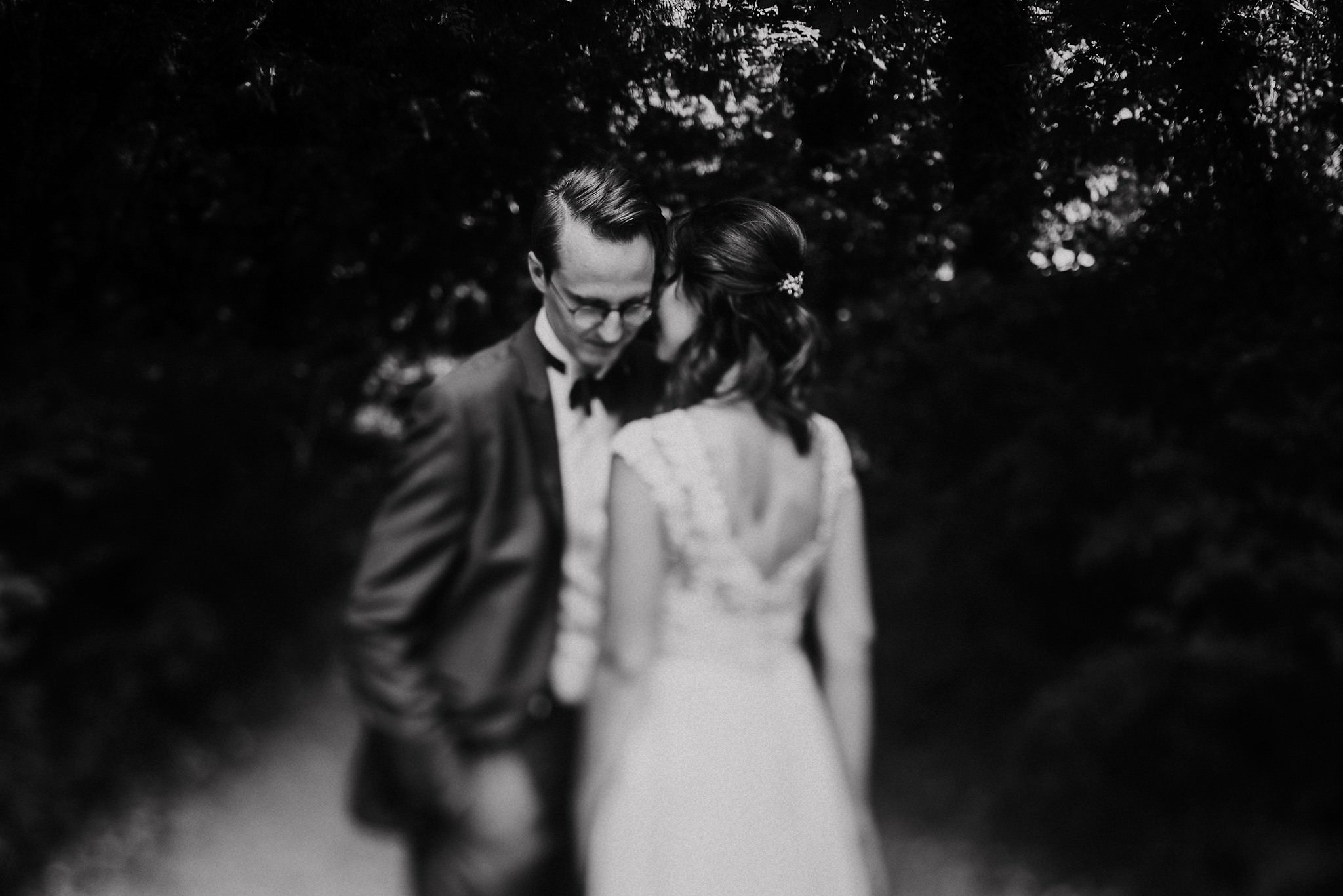 Ein Hochzeitsportrait des Brautpaares zeigt einen sanften Unschärfe-Effekt.