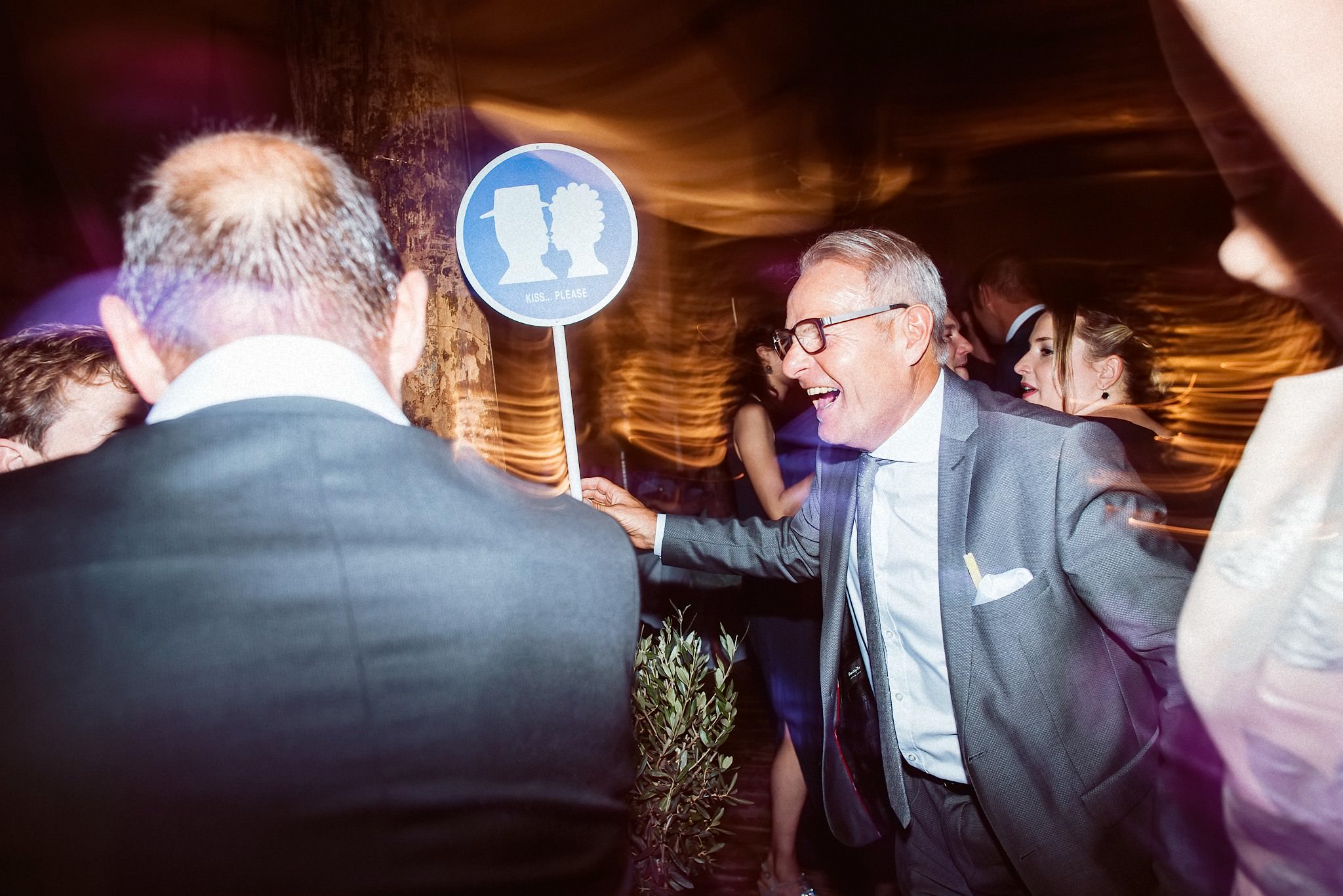 Die Gäste lachen und feiern ausgelassen bei der Party.