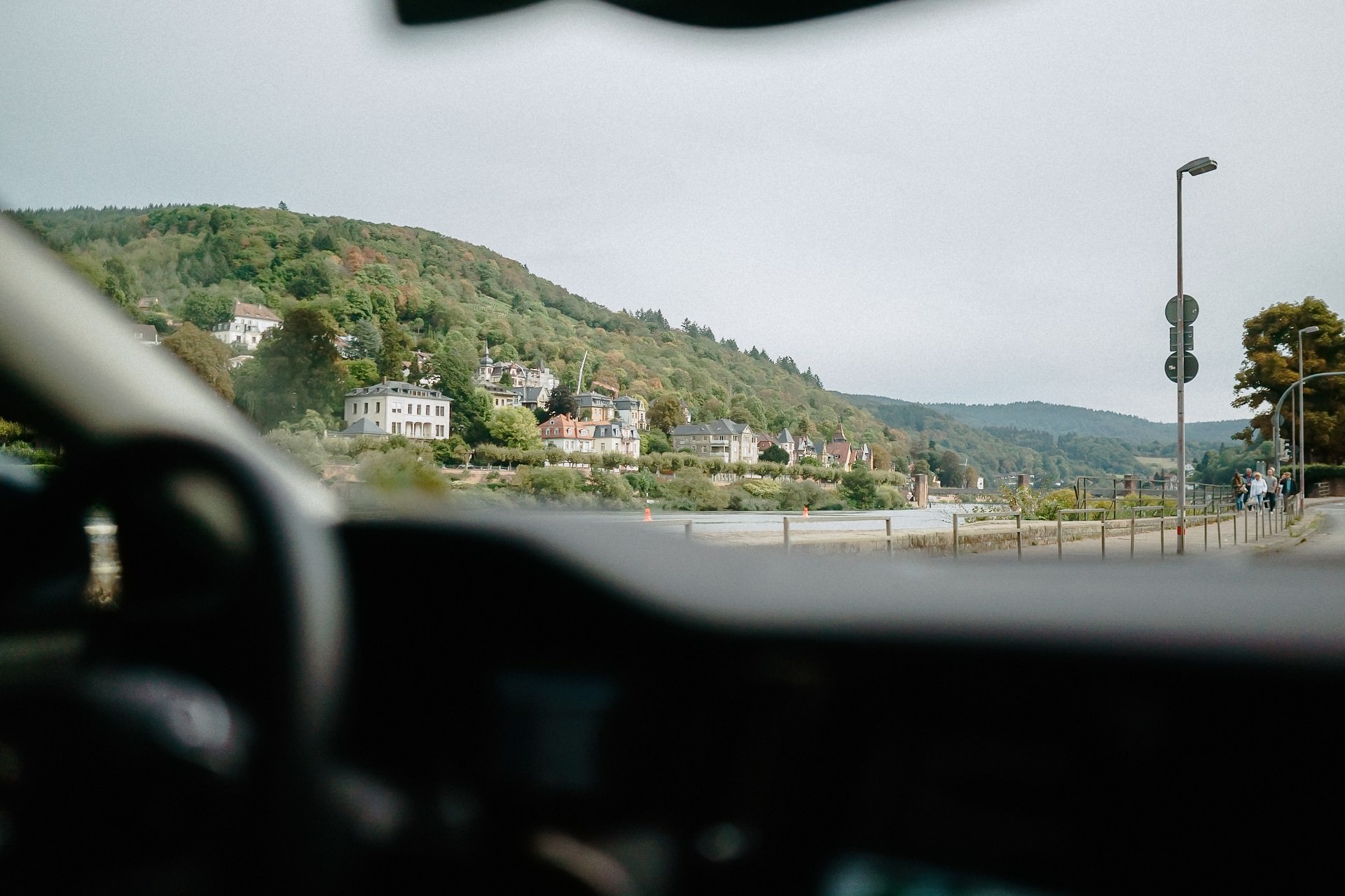 Blick aus dem Auto auf den Neckar und das Heidelberger Schloss.