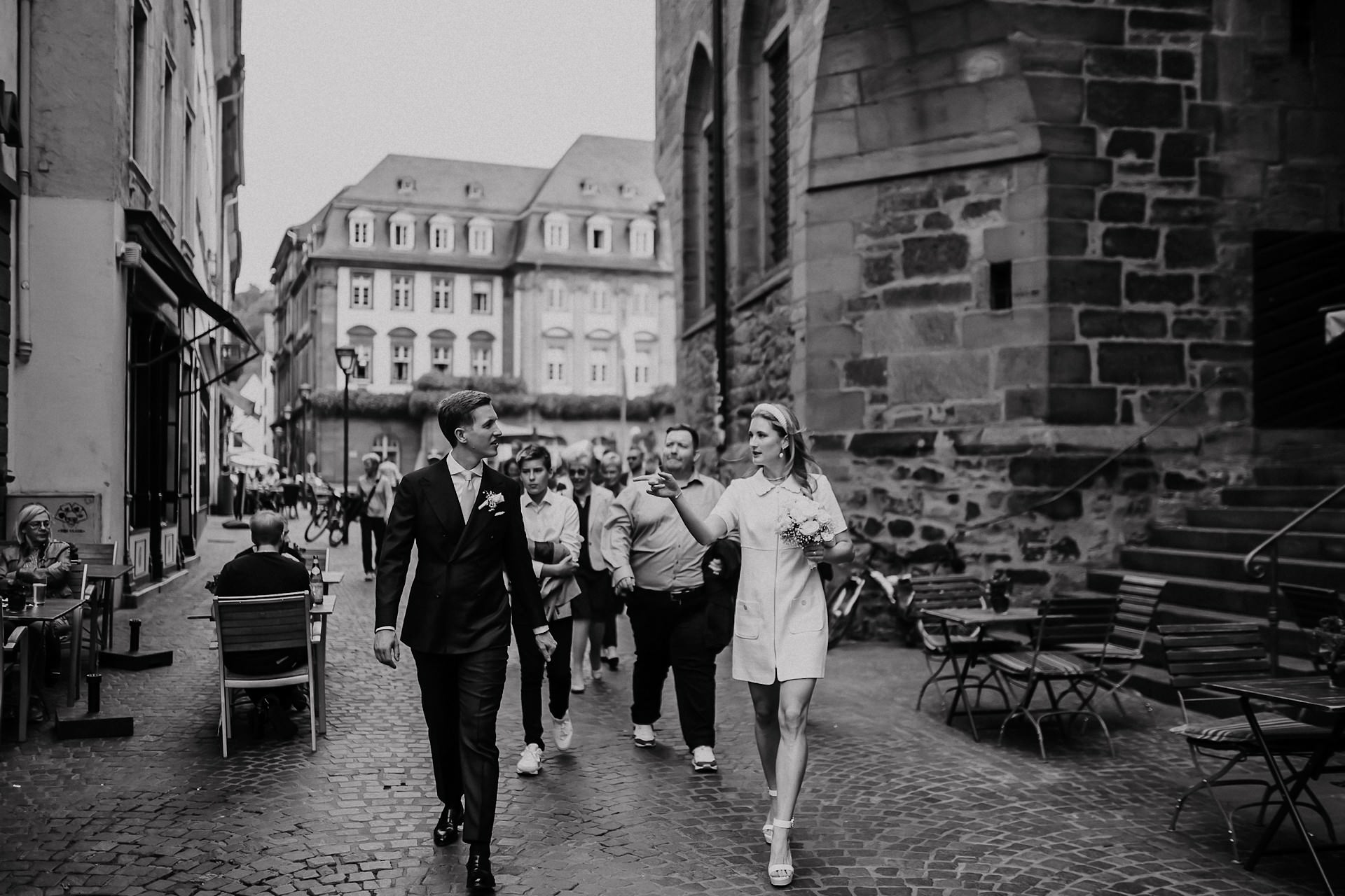 Brautpaar und Gäste gehen durch die Heidelberger Innenstadt.