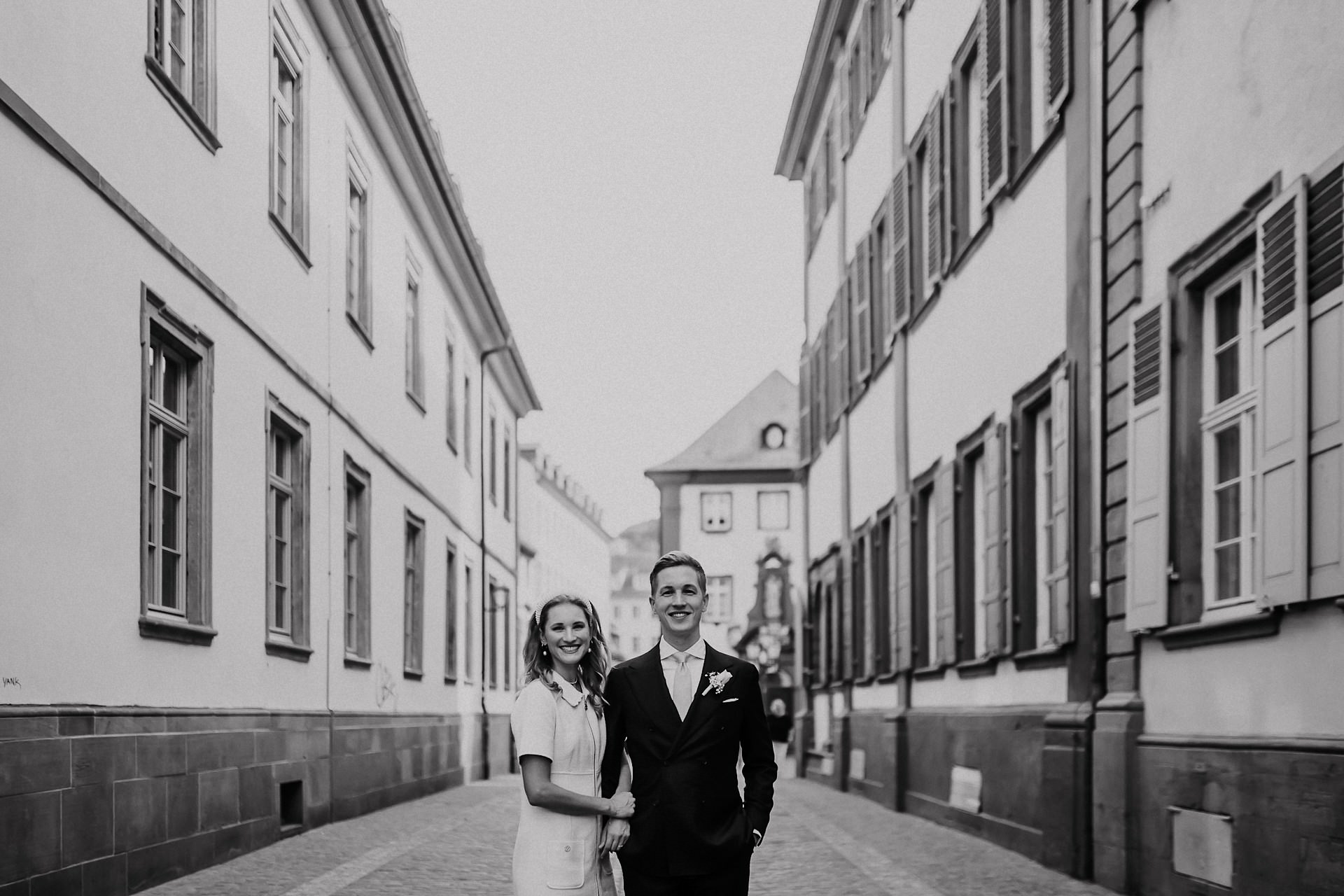 Brautpaar im Portal einer engen Gasse der Heidelberger Altstadt, schwarz-weiß.