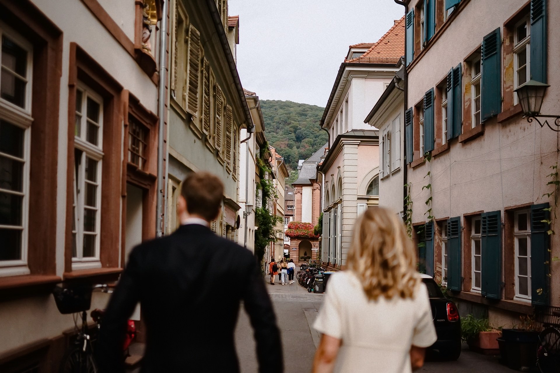 Brautpaar steigt die Treppe hinauf zurück zur Altstadt.