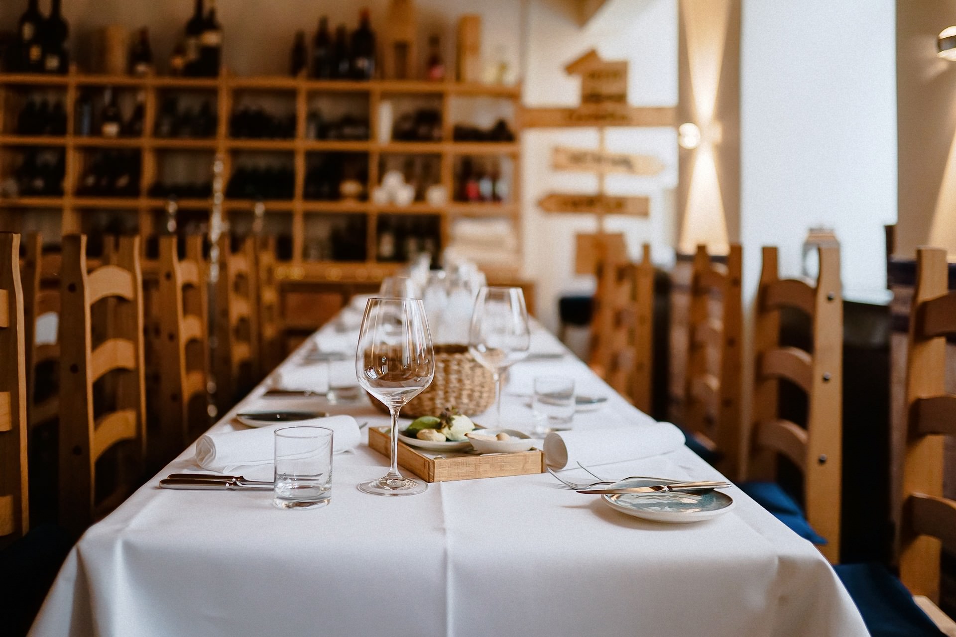 Gedeckter Tisch mit Besteck und Gläsern im Restaurant.