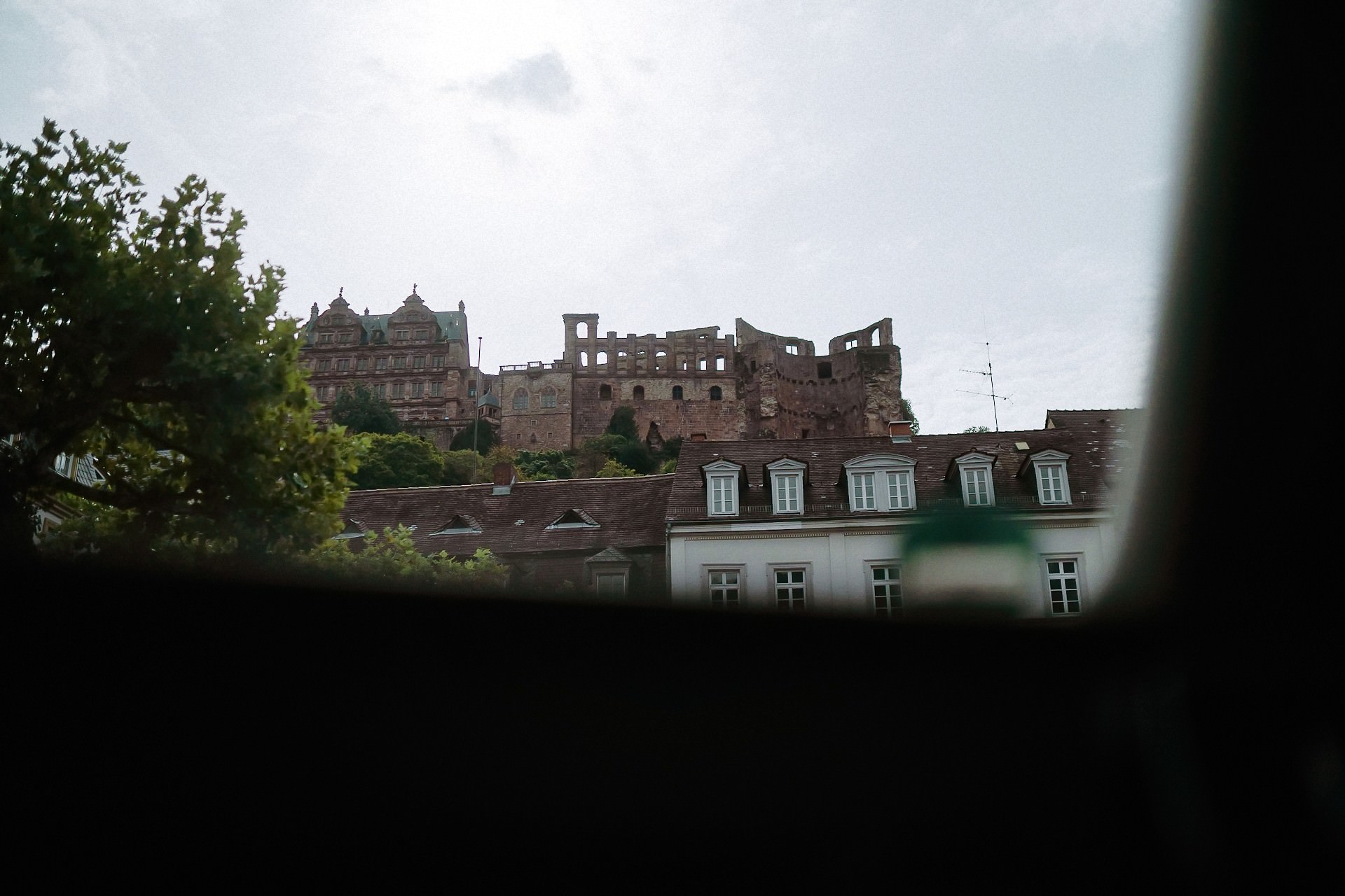 Heidelberger Schloss durch das Autofenster vom Neckarufer aus sichtbar.