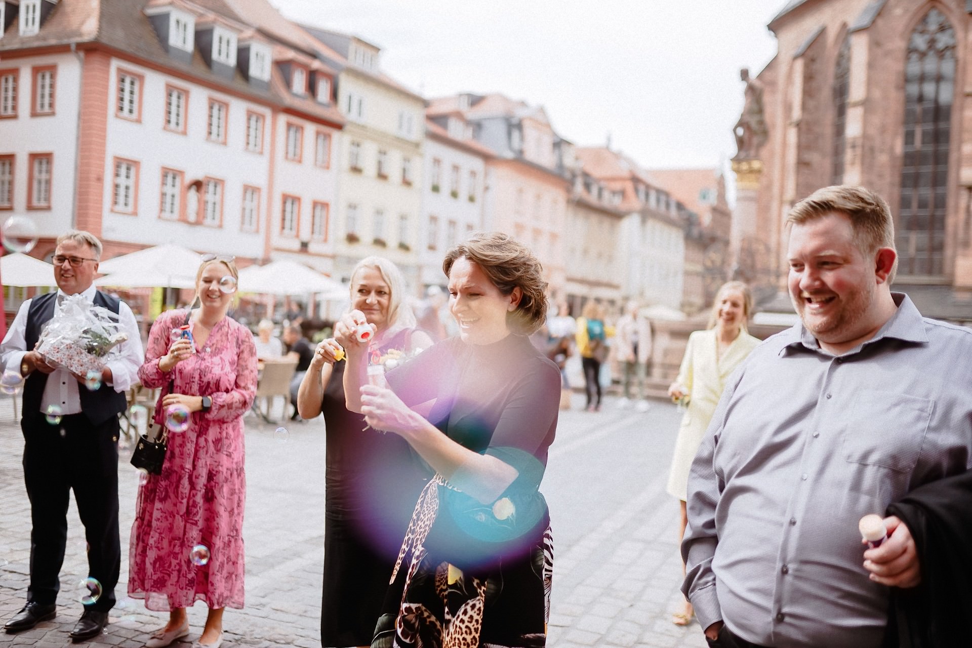 Seifenblasen fliegen auf dem Marktplatz.